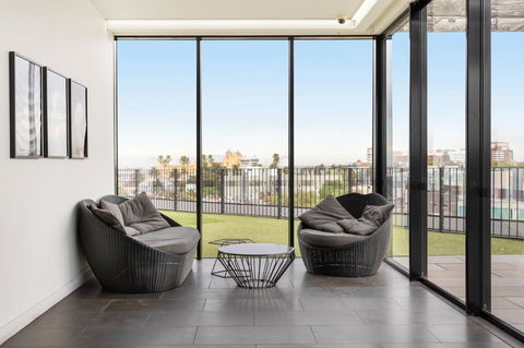 Modern Apartment In The Heart Of St Kilda - Sunshine Coast Guide 17