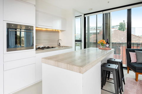 Modern Apartment In The Heart Of St Kilda - Sunshine Coast Guide 8