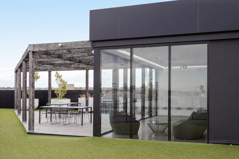 Modern Apartment In The Heart Of St Kilda - Sunshine Coast Guide 16