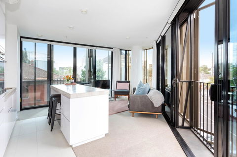 Modern Apartment In The Heart Of St Kilda - Sunshine Coast Guide 4