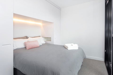 Modern Apartment In The Heart Of St Kilda - Sunshine Coast Guide 11