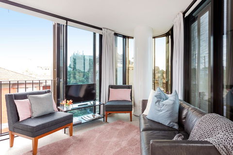 Modern Apartment In The Heart Of St Kilda - Sunshine Coast Guide 3