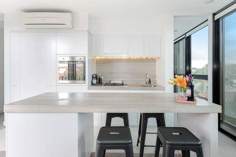 Modern Apartment In The Heart Of St Kilda - Sunshine Coast Guide 0