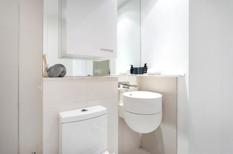 Modern Apartment In The Heart Of St Kilda - Sunshine Coast Guide 14