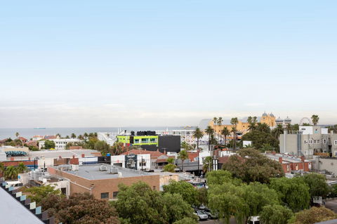 Modern Apartment In The Heart Of St Kilda - Sunshine Coast Guide 22
