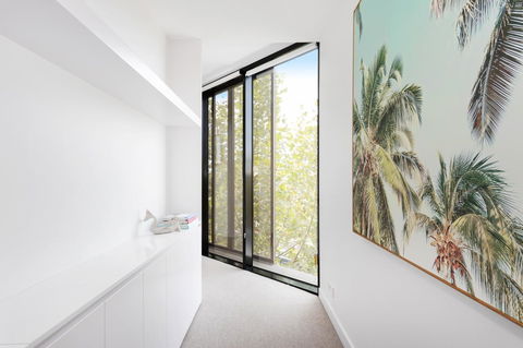 Modern Apartment In The Heart Of St Kilda - Sunshine Coast Guide 1