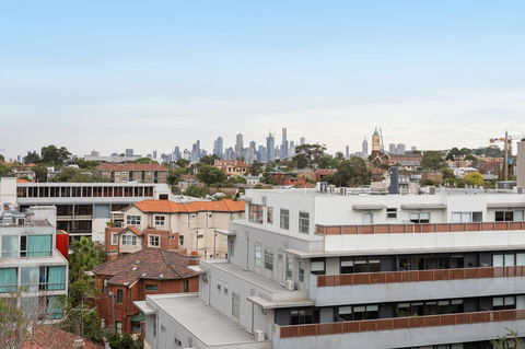 Modern Apartment In The Heart Of St Kilda - Sunshine Coast Guide 21