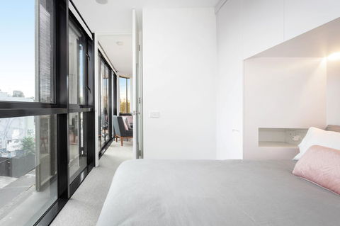 Modern Apartment In The Heart Of St Kilda - Sunshine Coast Guide 10