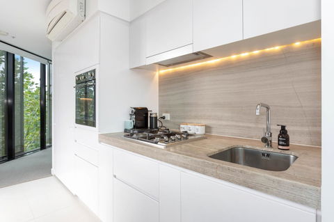 Modern Apartment In The Heart Of St Kilda - Sunshine Coast Guide 5