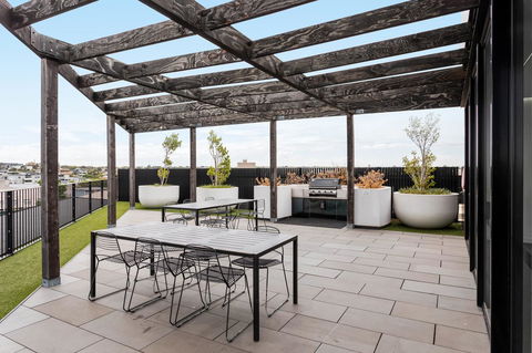 Modern Apartment In The Heart Of St Kilda - Sunshine Coast Guide 19