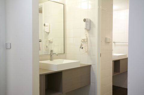 Ibis Melbourne Hotel And Apartments - Sunshine Coast Guide 19