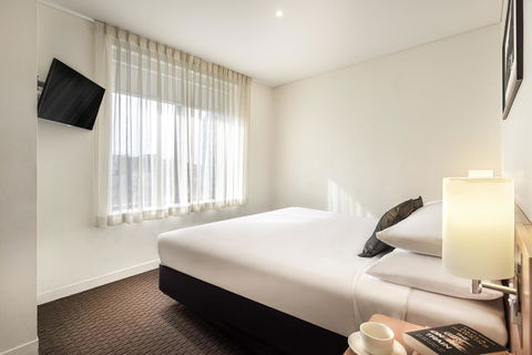 Ibis Melbourne Hotel And Apartments - Sunshine Coast Guide 14