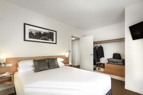 Ibis Melbourne Hotel And Apartments - Sunshine Coast Guide 13