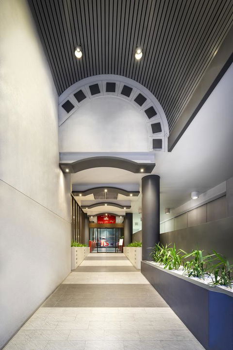 Ibis Melbourne Hotel And Apartments - Sunshine Coast Guide 4
