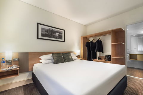 Ibis Melbourne Hotel And Apartments - Sunshine Coast Guide 17