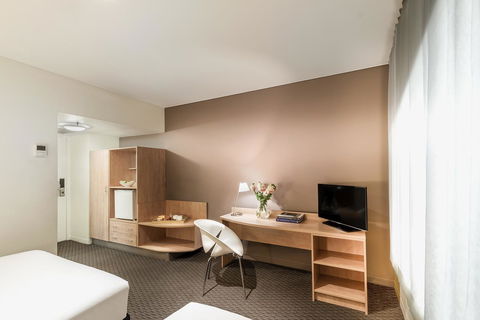 Ibis Melbourne Hotel And Apartments - Sunshine Coast Guide 10