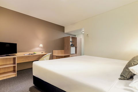 Ibis Melbourne Hotel And Apartments - Sunshine Coast Guide 6