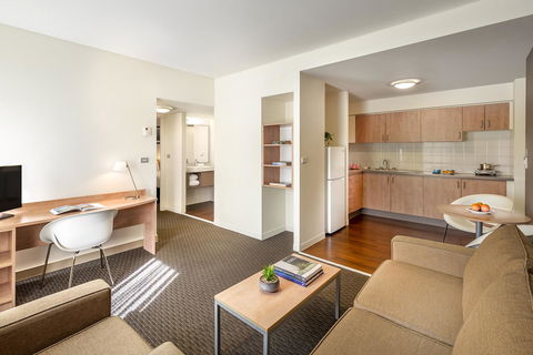 Ibis Melbourne Hotel And Apartments - Sunshine Coast Guide 12