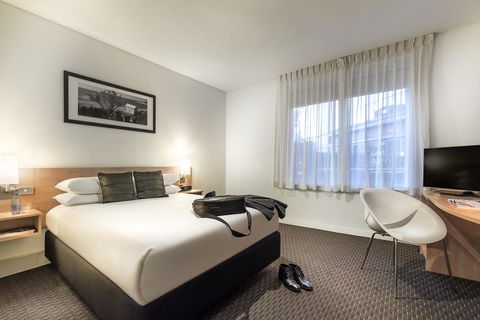 Ibis Melbourne Hotel And Apartments - Sunshine Coast Guide 5
