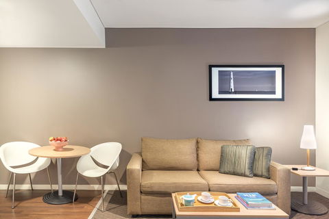 Ibis Melbourne Hotel And Apartments - Sunshine Coast Guide 16
