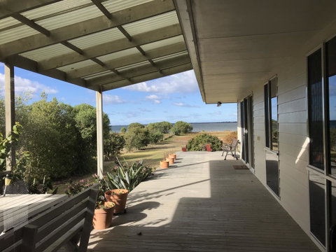 Eagle Bay Views - Sunshine Coast Guide 0