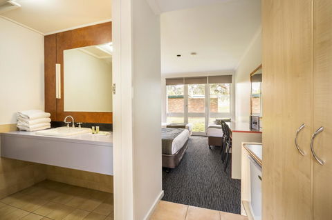 Burvale Hotel - Sunshine Coast Guide 8