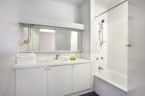 Burvale Hotel - Sunshine Coast Guide 1