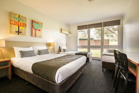 Burvale Hotel - Sunshine Coast Guide 0