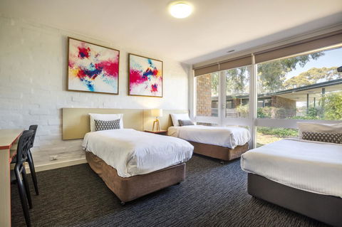 Burvale Hotel - Sunshine Coast Guide 4