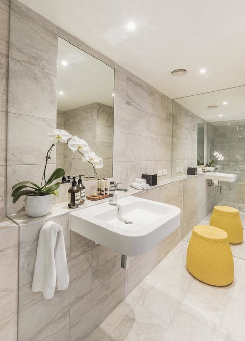 Quay West Suites Melbourne - Sunshine Coast Guide 4