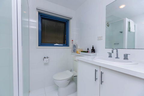 The Waterfront Apartment - Sunshine Coast Guide 11