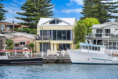 The Waterfront Apartment - Sunshine Coast Guide 3