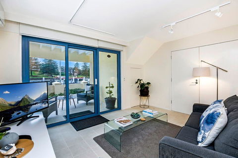 The Waterfront Apartment - Sunshine Coast Guide 10