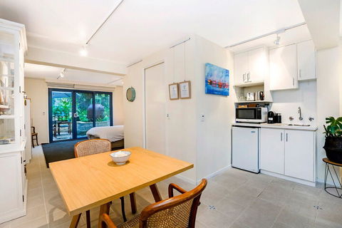The Waterfront Apartment - Sunshine Coast Guide 8