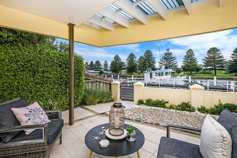 The Waterfront Apartment - Sunshine Coast Guide 0
