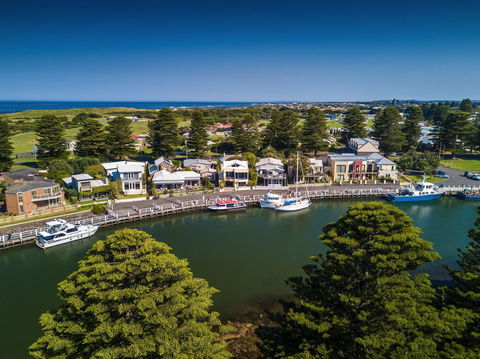 The Waterfront Apartment - Sunshine Coast Guide 1