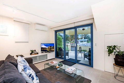 The Waterfront Apartment - Sunshine Coast Guide 9
