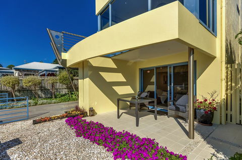 The Waterfront Apartment - Sunshine Coast Guide 4