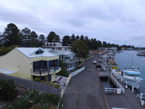The Waterfront Apartment - Sunshine Coast Guide 2