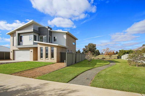 The Clubhouse On Black Bull - Sunshine Coast Guide 1