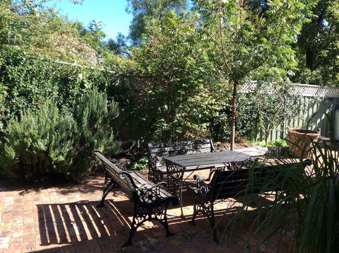 The Coach House On River And Park - Sunshine Coast Guide 2