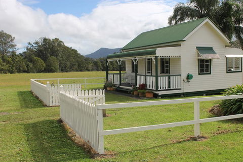 The Dollhouse Cottage - Sunshine Coast Guide 2