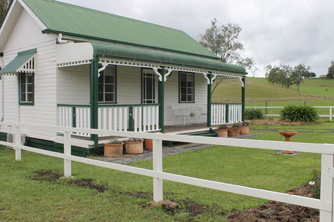 The Dollhouse Cottage - Sunshine Coast Guide 0