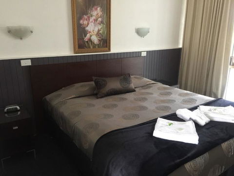 The Esplanade Motel - Sunshine Coast Guide 1