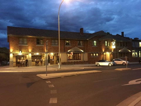 The George Hotel - Sunshine Coast Guide 0