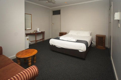 The George Hotel - Sunshine Coast Guide 3