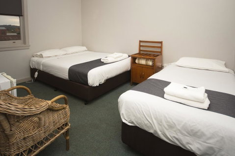 The George Hotel - Sunshine Coast Guide 2