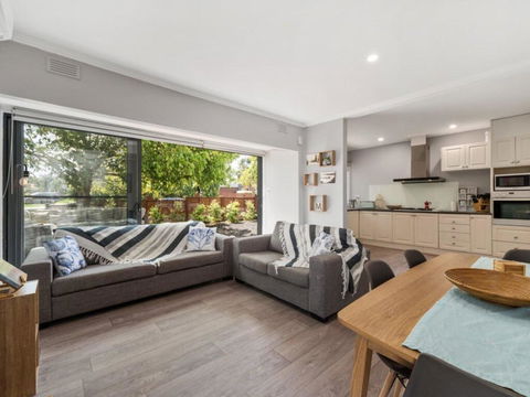 The Heart Of Cosmopolitan Mornington - Sunshine Coast Guide 1