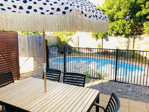 The Lazy Llama - Sunshine Coast Guide 2