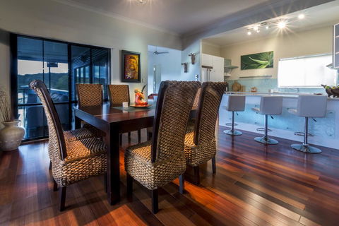 The Mountain View Retreat - Sunshine Coast Guide 3